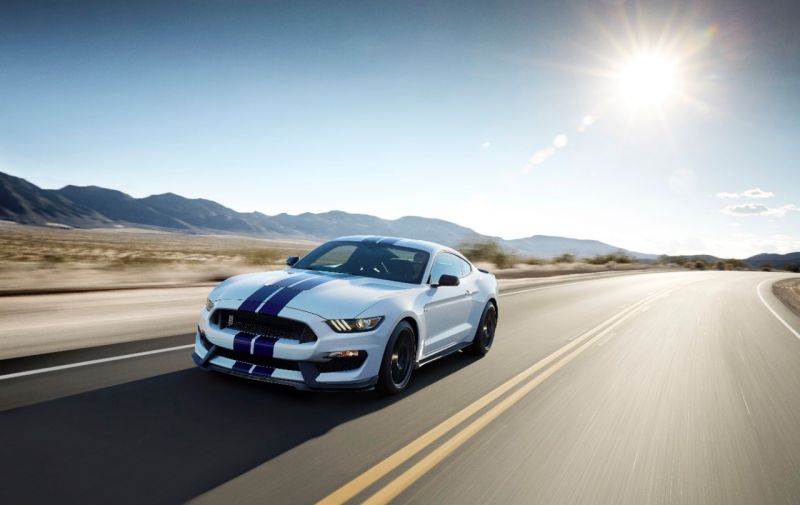 Ford_Mustang_Shelby_GT350_1